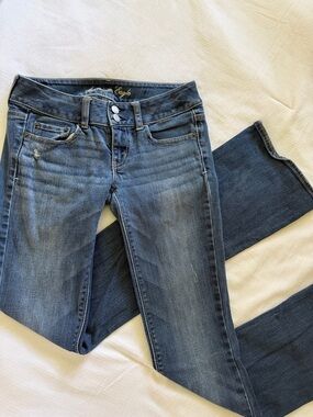 American Eagle Outfitters Women’s Skinny Jeans in Medium Blue